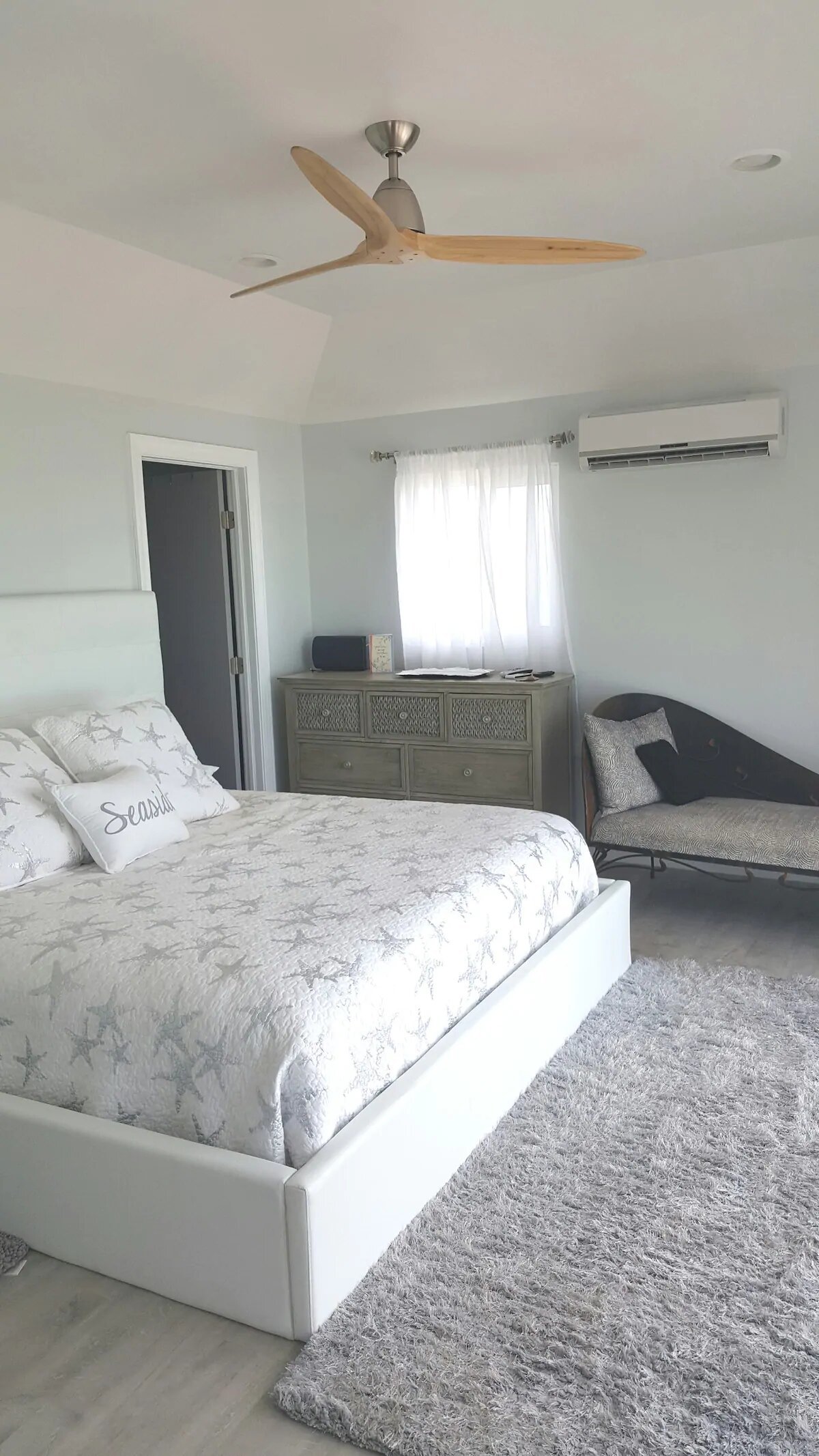 Master-ensuite-bedroom-upstairs