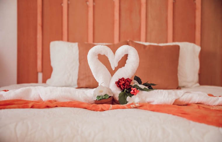 embrace-resort-cat-island-swan-towels-1